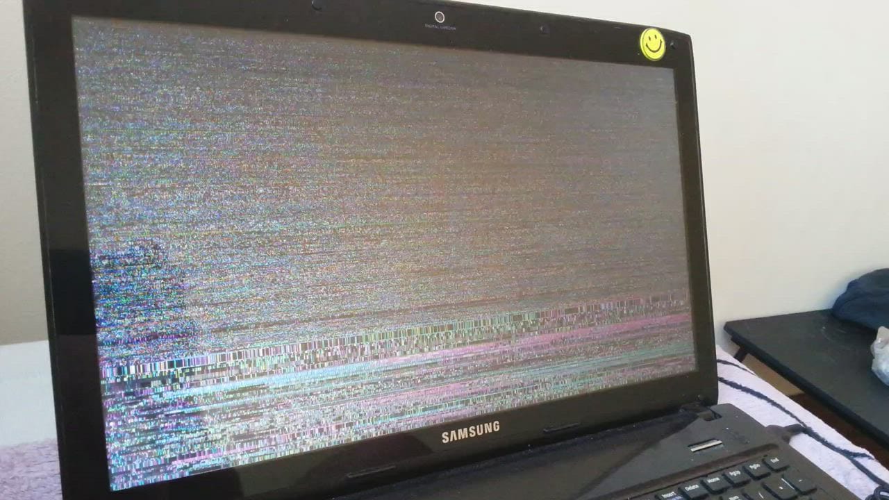 Samsung R590 - Artefakty i głośny dźwięk z głosników